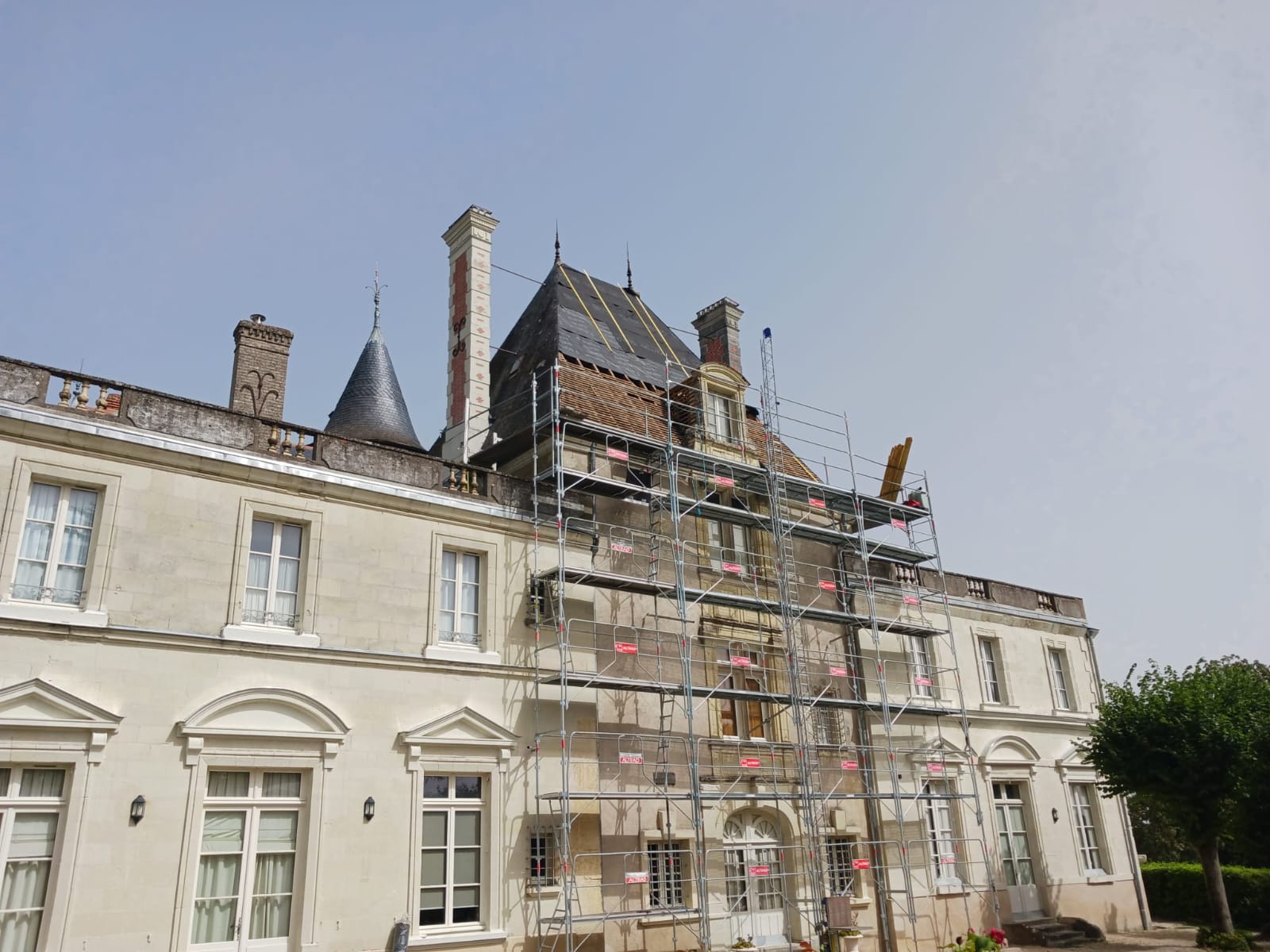 Avant travaux : toiture couverte de mousse avant démoussage à Clerval