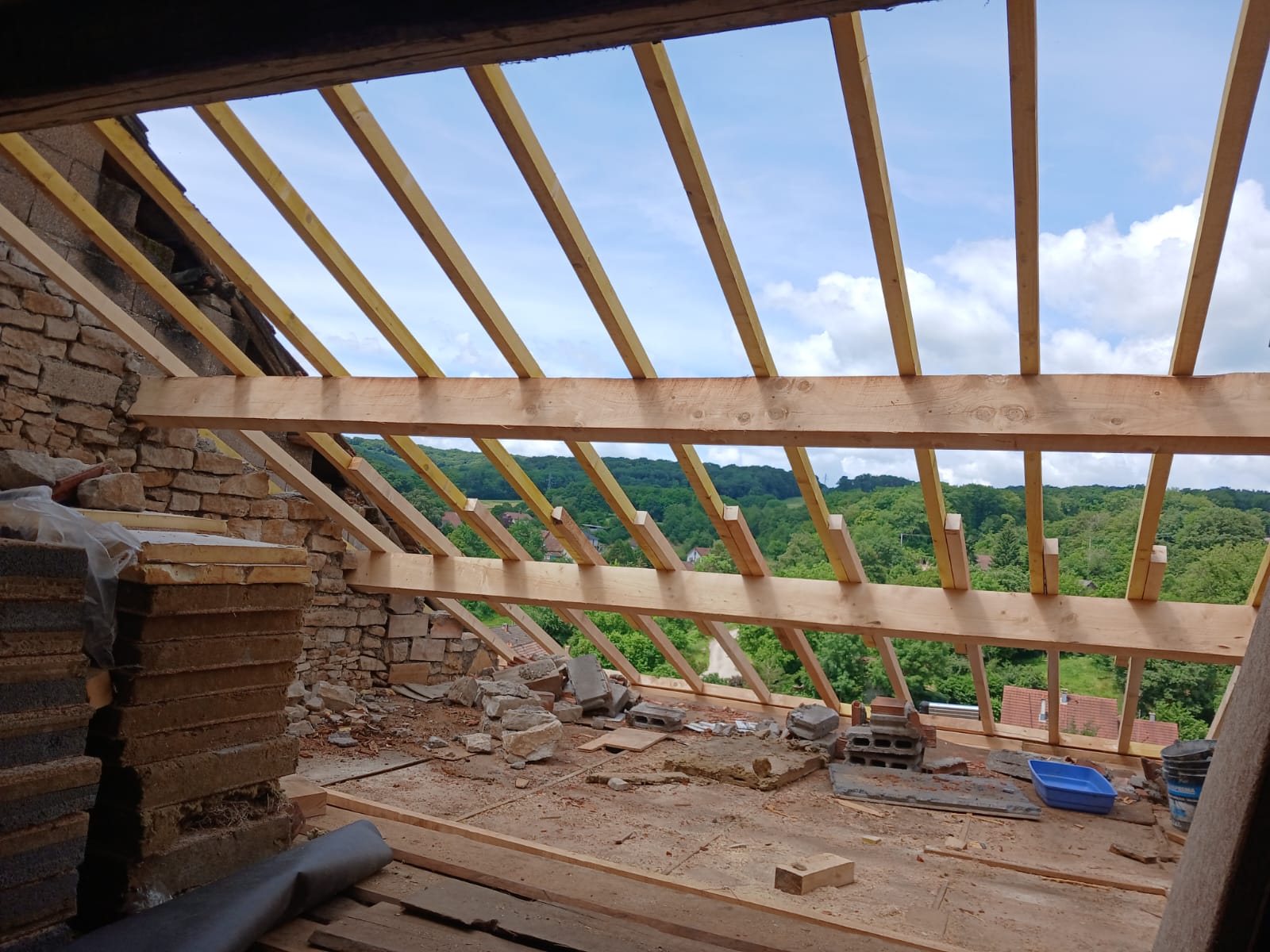 Charpente neuve en bois posée avant la mise en place de la couverture